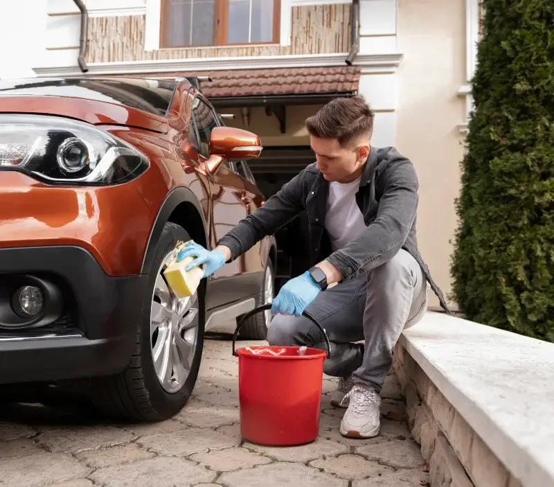 Lavage auto à domicile Bellengreville : professionnel intervenant sur un véhicule